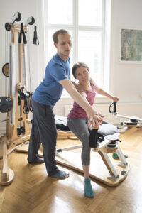 En person utövar Gyrotonic® med instruktör i Centrala Malmö.